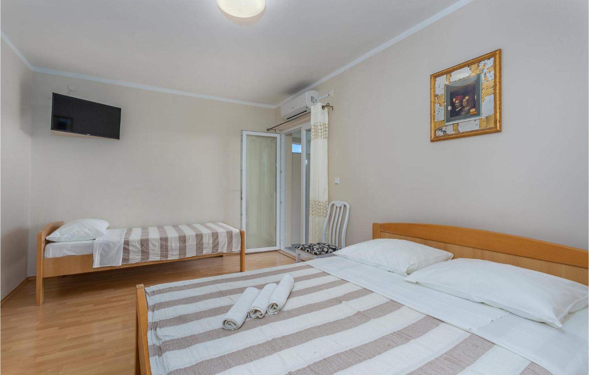 Awesome apartment in Pinezici with 2 Bedrooms, WiFi&Outdoor swimming pool Buitenkant foto