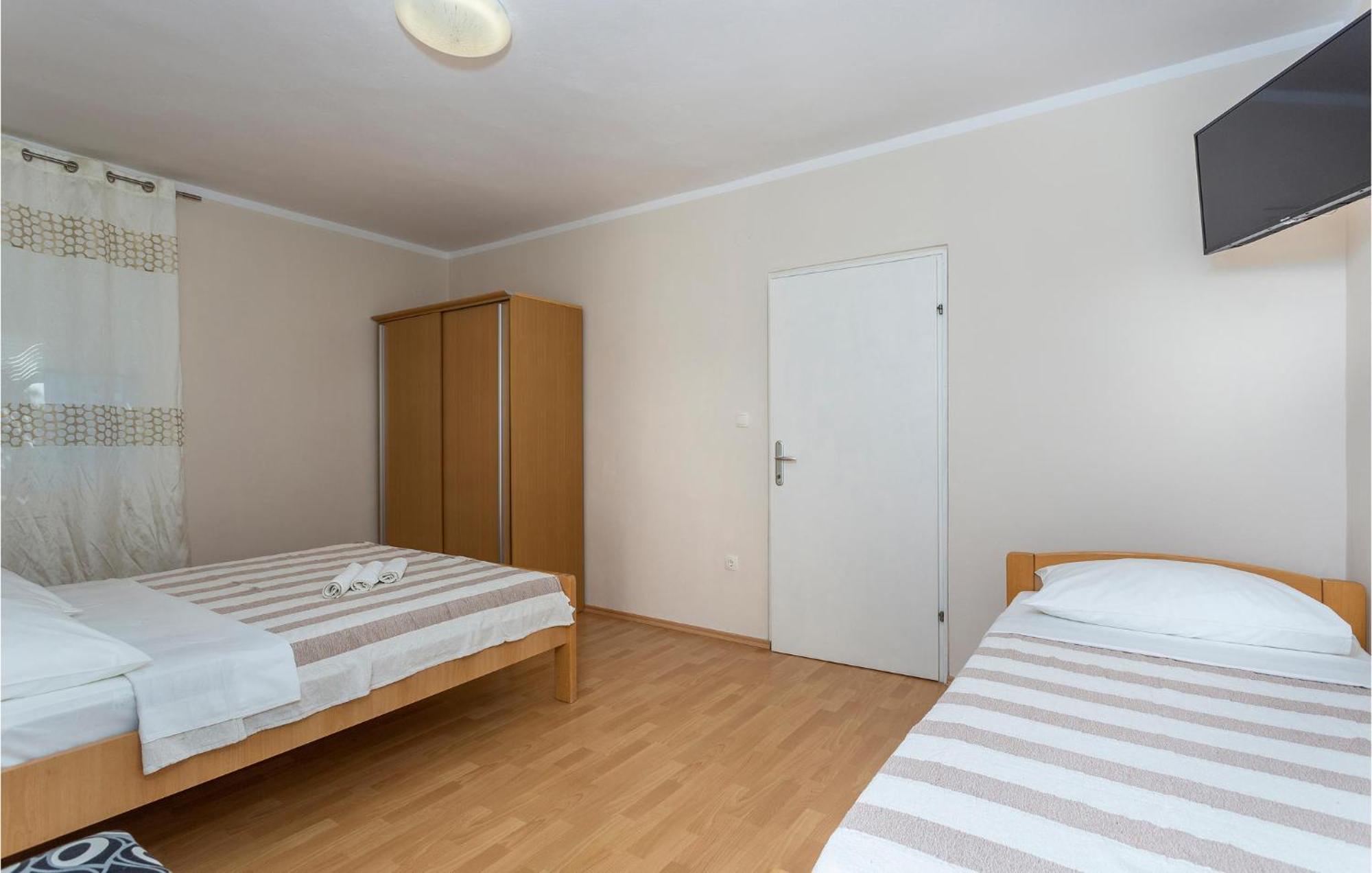 Awesome apartment in Pinezici with 2 Bedrooms, WiFi&Outdoor swimming pool Buitenkant foto